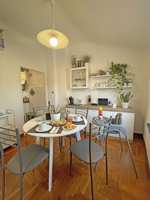 Basic Apart Daire, Balkon, Deniz Manzaralı | Özel mutfak | Ekmek kızartma makinesi, bebek sandalyesi, dondurucu 