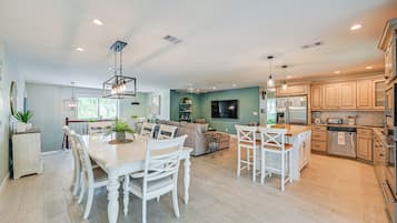 House (5 Bedrooms) | Interior