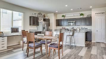 House (3 Bedrooms) | Interior