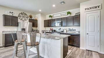 House (3 Bedrooms) | Interior