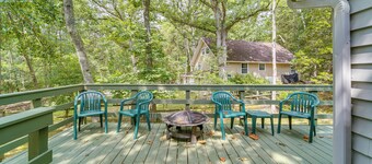 18 Mi to Grand Caverns: Cabin w/ Balcony!