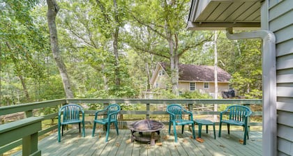 18 Mi to Grand Caverns: Cabin w/ Balcony!