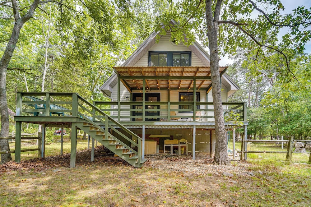 18 Mi to Grand Caverns: Cabin w/ Balcony! - Rocky Mountain, VA