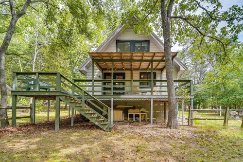 18 Mi to Grand Caverns: Cabin w/ Balcony!