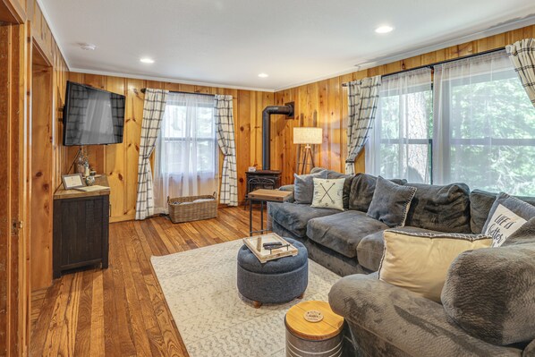 House (2 Bedrooms) | Interior - California Mountain Cabin w/ Lake Access & Deck! (Long Barn)