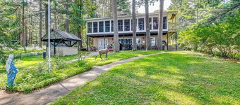 Waterfront Berry Lake Getaway w/ Sunroom!