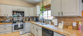 Spacious Mesquite Home ~ 3 Mi to Golf Courses!