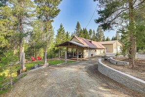 House (2 Bedrooms) | Interior - Woodsy Cabin Retreat ~ 4 Mi to Crescent Lake! (Crescent)