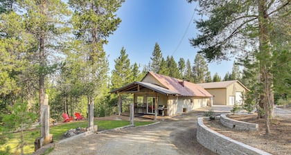 Woodsy Cabin Retreat ~ 4 Mi to Crescent Lake!