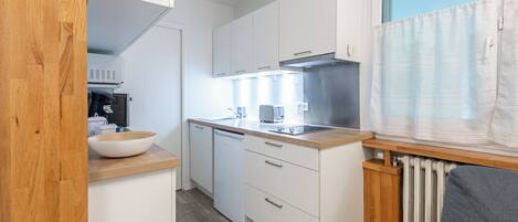 ثلاجة، ميكروويف، فرن، ماكينة لصنع القهوة/الشاي