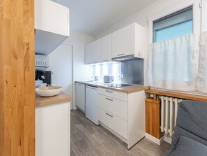 Réfrigérateur, micro-ondes, four, cafetière/bouilloire