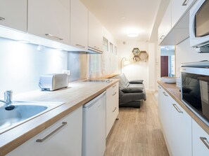 Een koelkast, een microgolfoven, een oven