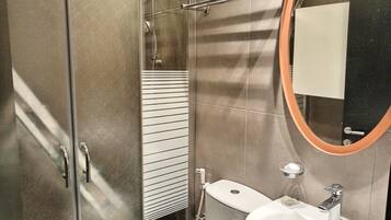 Ducha, secador de pelo, toallas, jabón