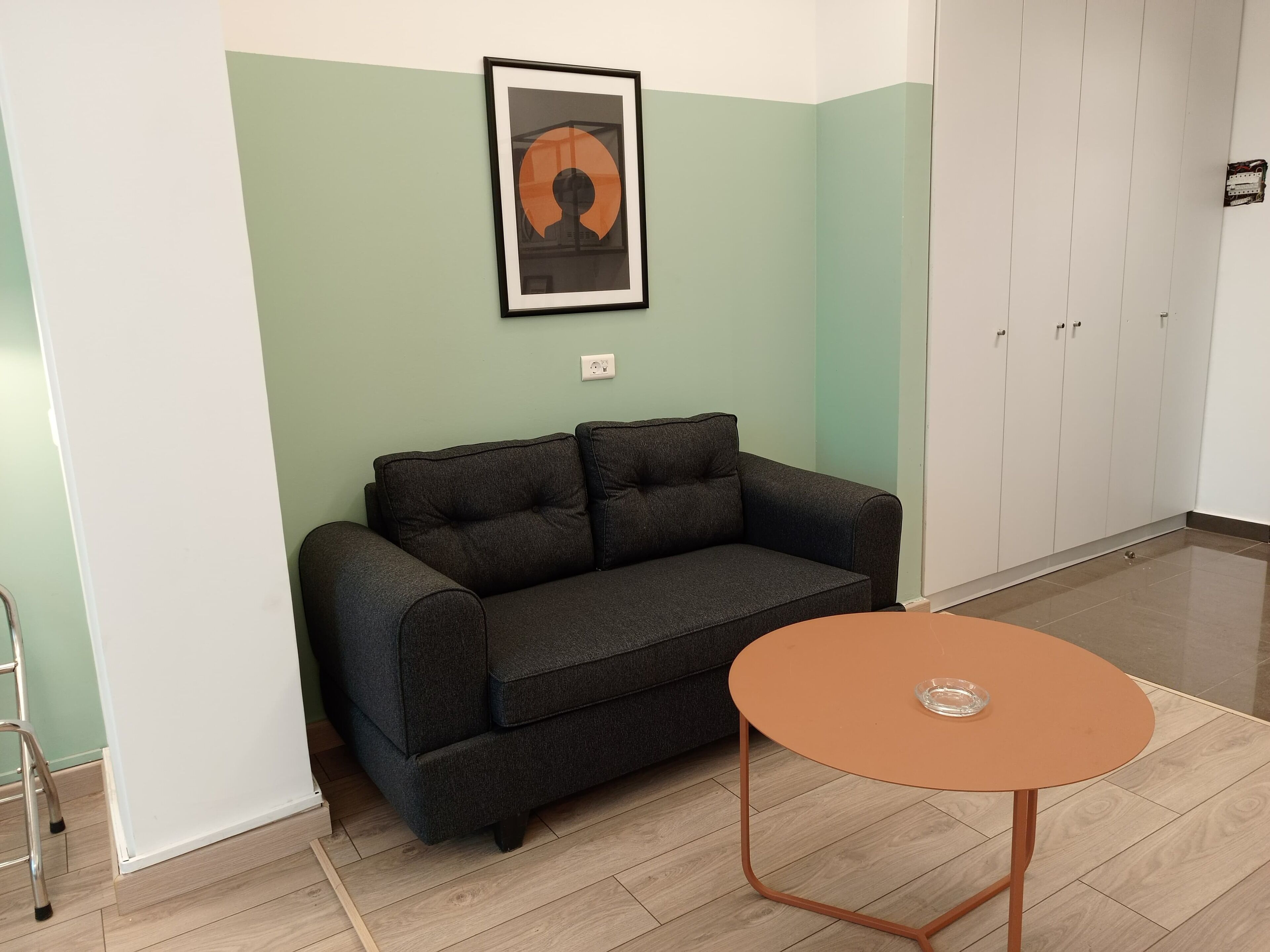 Studio, Balkon, Stadtblick | Wohnbereich | LCD-Fernseher