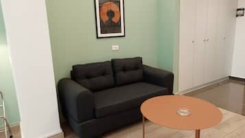 Studio, Balkon, Stadtblick | Wohnbereich | LCD-Fernseher