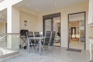 Apartment | Outdoor dining