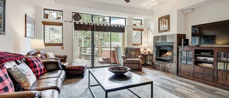 Smart TV, chimenea, oficina