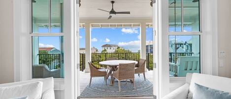 Tv, pejs, stereoanlæg, kontorer