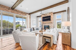 Télévision, cheminée, chaîne hi-fi, espaces bureaux