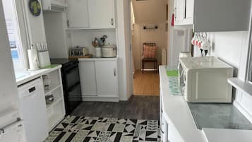 House | Private kitchen | Fridge, microwave, oven, stovetop