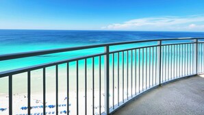 Un balcon avec vue sur une plage et l’océan.