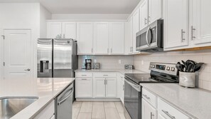 Fridge, microwave, oven, stovetop - Upstay: Family Home w Pool, Cinema & Games Room (Kissimmee)