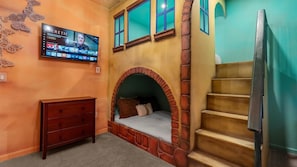 10 bedrooms, iron/ironing board, free WiFi, bed sheets