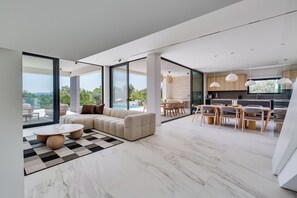 Smart TV, fireplace, stereo
