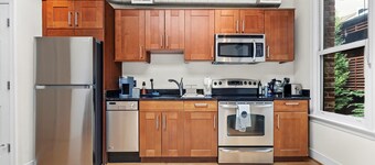 Logan Circle Carriage House 1b-1b Central & Bright