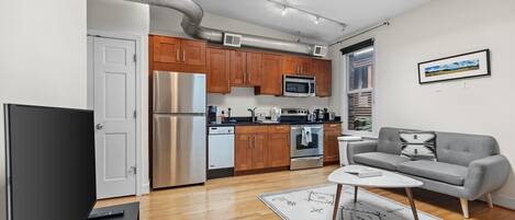 Réfrigérateur, micro-ondes, four, plaque de cuisson