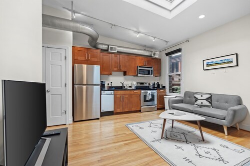 Logan Circle Carriage House 1b-1b Central & Bright