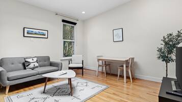 Een televisie en een kantoor