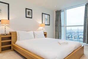 2 bedrooms, iron/ironing board, WiFi, bed sheets - New Island Executive 2 Bed 2 Bath Apartment (London)