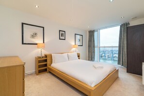 2 bedrooms, iron/ironing board, WiFi, bed sheets - New Island Executive 2 Bed 2 Bath Apartment (London)