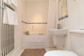 Hair dryer, bidet, towels, soap - New Island Executive 2 Bed 2 Bath Apartment (London)