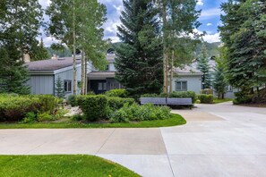 A residential area with houses, a paved driveway, and a bench. - 13 Liftside 3 Bedroom Townhouse by RedAwning (Keystone)
