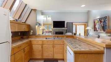 Condo, 3 Bedrooms | Private kitchen | Fridge, oven, coffee/tea maker, toaster