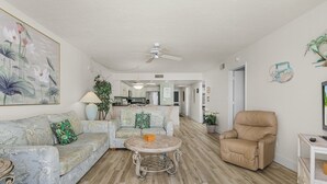 Una sala de estar con sofá, sillón y mesa de centro.