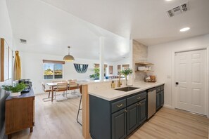 Nhà, 3 phòng ngủ | Bếp riêng | Tủ lạnh, lò nướng, dụng cụ pha cà phê/trà 