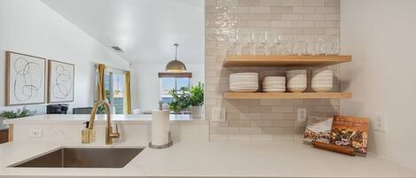 Maison, 3 chambres | Cuisine privée | Réfrigérateur, un four, cafetiÚre-théiÚre