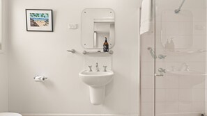 Een douche, een bubbelbad, een haardroger, handdoeken