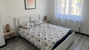 4 bedrooms, iron/ironing board, free WiFi, bed sheets