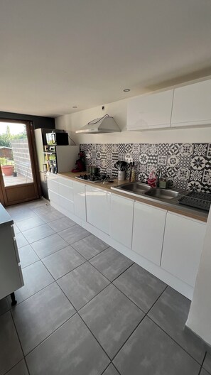 冷蔵庫、電子レンジ、オーブン、コンロ