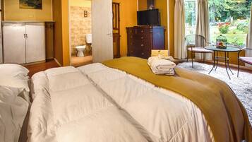 Traditional Double or Twin Room, Park View | In-room safe, individually decorated, individually furnished, desk