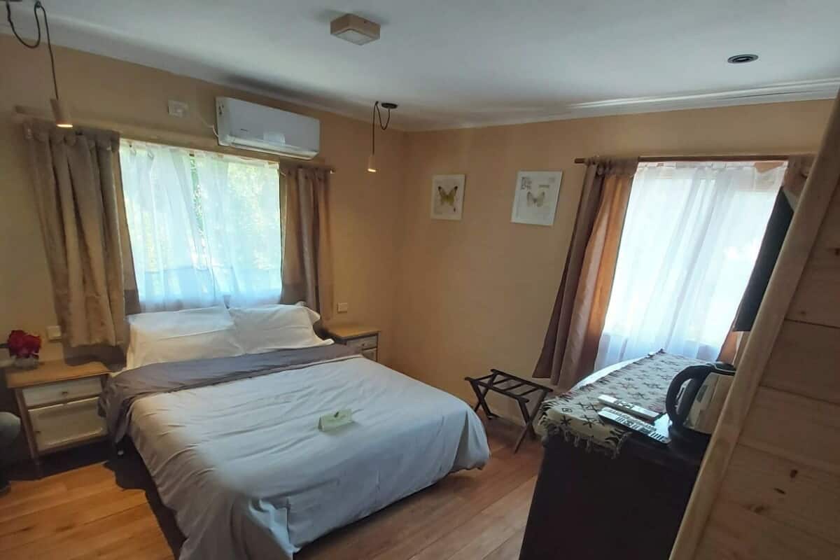 Traditionellt dubbelrum eller tvåbäddsrum | Värdeförvaringsskåp på rummet, individuell inredning och unika möbler