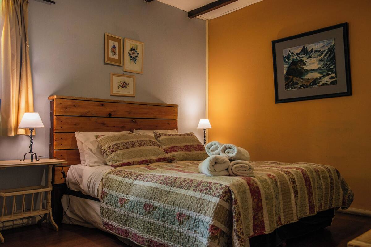 Traditionellt dubbelrum - 1 dubbelsäng - utsikt mot trädgården | Värdeförvaringsskåp på rummet, individuell inredning och unika möbler