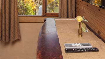 Habitación tradicional con 1 cama doble o 2 individuales, vistas al jardín | Caja fuerte, decoración individual, mobiliario individual y escritorio