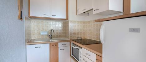 Fridge, oven, dishwasher, coffee/tea maker