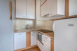 Réfrigérateur, four, lave-vaisselle, cafetière/bouilloire