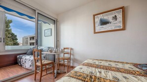 A bedroom with a bed, a window, a desk, and a chair. - 500m from the beach, flat for 2 (La Baule-Escoublac)